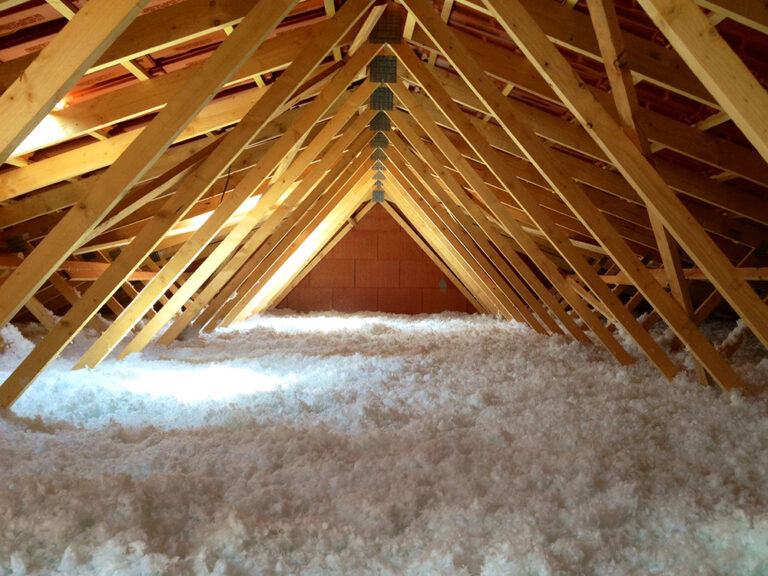 Comment isoler les combles par soufflage Thermojet ?